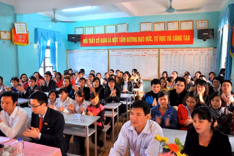 Đông đảo thầy cô, học sinh có mặt tại buổi trao quà.