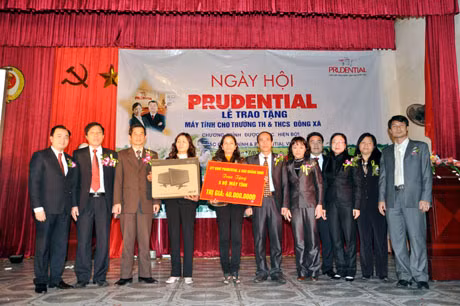Prudential Việt Nam, Báo Quảng Ninh trao tặng 5 bộ máy vi tính cho trường TH và THCS Đông Xá, huyện Vân Đồn.