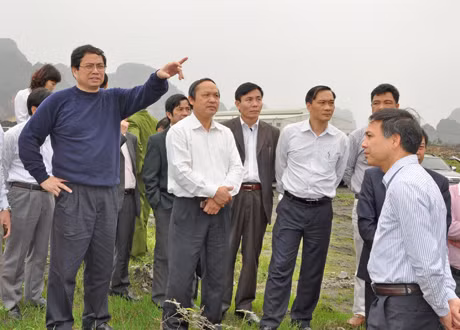Đồng chí Bí thư Tỉnh uỷ Phạm Minh Chính (thứ hai trái sang) trò chuyện cùng các đại biểu dự hội nghị