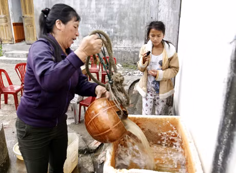 Họ luôn mong ước có điều kiện xây bể chứa nước mưa để phục vụ sinh hoạt thay cho nguồn nước giếng đào được lọc tạm bợ.