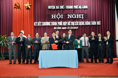 Lãnh đạo hai địa phương ký kết nội dung chương trình phối hợp.