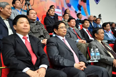 Đồng chí Phạm Minh Chính và các đồng chí lãnh đạo tỉnh đến dự lễ khai mạc.