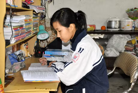 Dù có hoàn cảnh đặc biệt nhưng Nguyễn Thị Hà Loan vẫn miệt mài học tập với hi vọng sau này được đi học đại học.