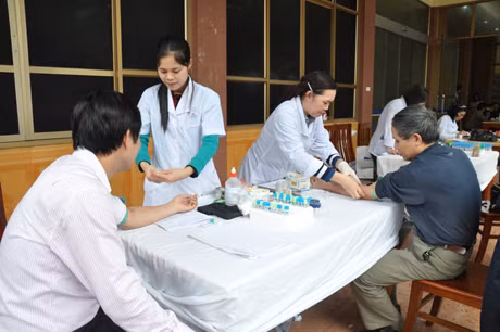 Công ty Xăng dầu B12 mời bác sĩ Bệnh viện Bạch Mai về kiểm tra sức khỏa cho CBCNV, người lao động.