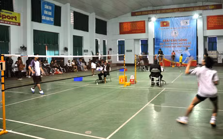 Thi đấu nội dung đơn nam môn cầu lông tại Hội khỏe Phù Đổng tỉnh Quảng Ninh lần thứ VIII.