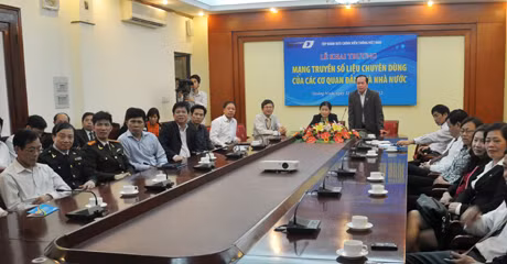 2. Đồng chí Nguyễn Minh Hồng, giám đốc Sở TT&TT trả lời qua điểm cầu trực tuyến
