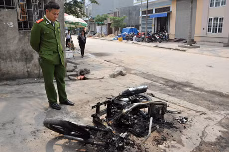 Chiếc xe máy bị đốt cháy trơ khung. 