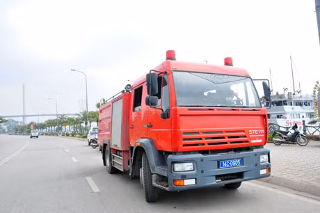 Lực lượng cảnh sát PCCC huy động xe chữa cháy tới hiện trường.
