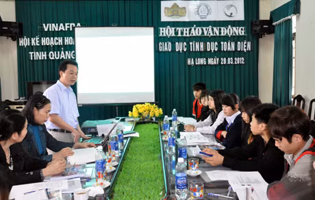 Thạc sĩ Trần Ninh (Hội KHHGĐ Việt Nam) giới thiệu về bộ tài liệu CSE tại Hội thảo vận động giáo dục tình dục toàn diện.