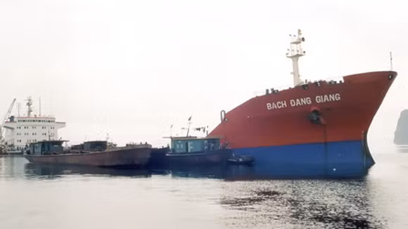 Tàu Bạch Đằng Giang trước khi bị bán vỏ