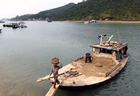 Với niềm vui chuẩn bị có thêm nguồn nước sạch, các gia đình được hỗ trợ tích cực vận chuyển vật liệu phục vụ công tác thi công bể chứa.