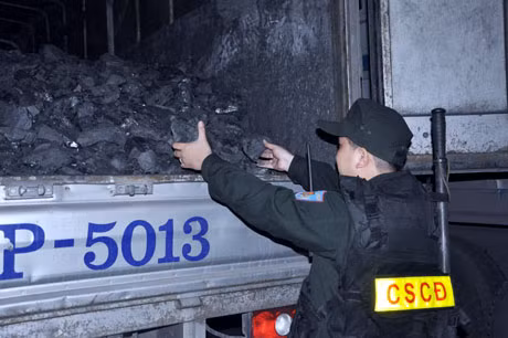 Bên trong 2 xe ô tải chờ khoảng 20 tấn than trái phép,
