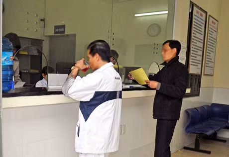 Bệnh nhân uống thuốc tại cơ sơ điều trị methadone TP Cẩm Phả.