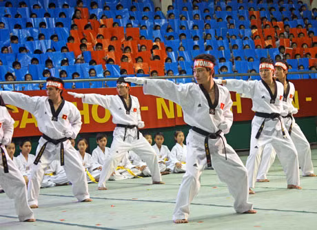 Thể thao Quảng Ninh đang chú trọng đào tạo các vận động viên trẻ. (Trong ảnh: Biểu diễn võ thuật Karatedo tại lễ khai mạc Đại hội TDTT tỉnh).