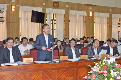 Các đại biểu thảo luận tại hội nghị.