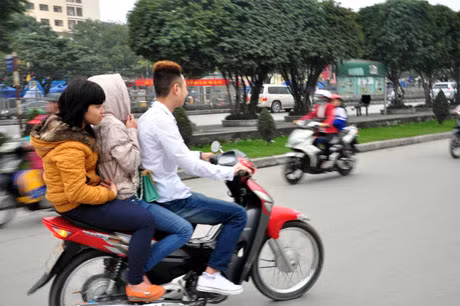 Nhiều em học sinh chưa ý thức được hành vi của mình ngang nhiên vi phạm luật.