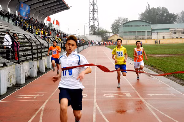 Các VĐV THCS thi đấu ở nội dung chạy 200m nữ