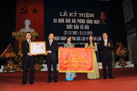 Đồng chí Nguyễn Văn Thành, Uỷ viên T.Ư Đảng, Bí thư Thành uỷ TP Hải Phòng trao Huân chương Độc lập hạng Nhì cho lãnh đạo Báo Hải Phòng.
