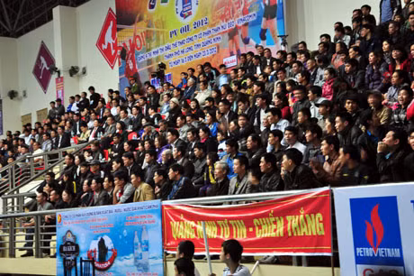 Trên khán đài chật kín cổ động viên, nhân dân tới theo dõi, cổ vũ nhiệt tình cho các đội.