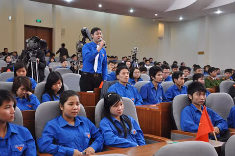 ĐVTN đặt câu hỏi giao lưu với Bí thư Tỉnh ủy Phạm Minh Chính.