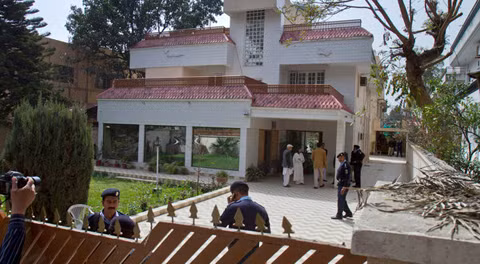 Cảnh sát Pakistan canh gác ở một ngôi nhà được cho là nơi quản thúc các thành viên gia đình bin Laden tại Islamabad. Ảnh: AP