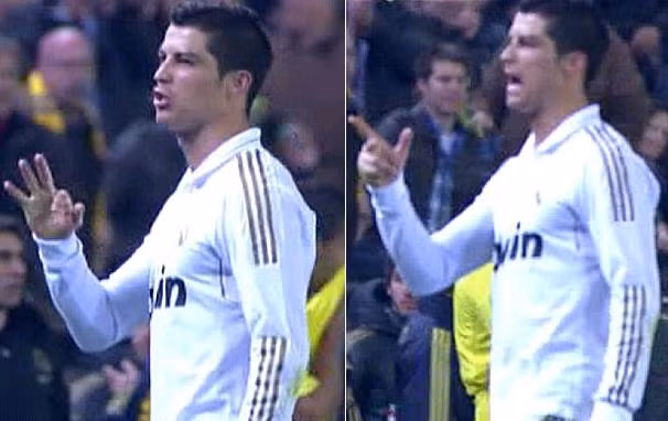 Cris Ronaldo "chửi" trọng tài bằng cử chỉ
