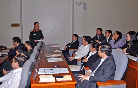 Sau khi quán triệt, học tập Nghị quyết Hội nghị T.Ư 4 (khoá XI) tại hội trường, các đại biểu chia tổ thảo luận (Ảnh chụp tại Tổ thảo luận số 1). Ảnh: Ngọc Hà