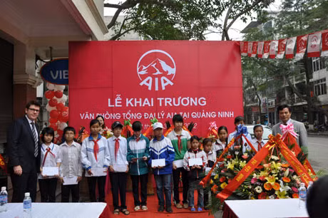 Tổng giám đốc AIA Việt Nam và Tổng Biên tập Báo Quảng Ninh trao tặng học bổng cho các em học sinh có hoàn cảnh khó khăn trên địa bàn TP Hạ Long