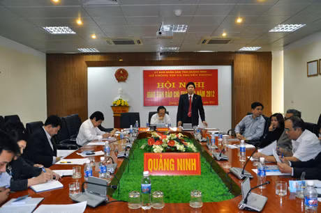 Đồng chí Phạm Hồng Cẩm, Phó trưởng Ban Tuyên giáo Tỉnh uỷ phát biểu tại hội nghị.
