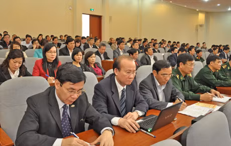 Các đại biểu nghe quán triệt nội dung Nghị quyết.