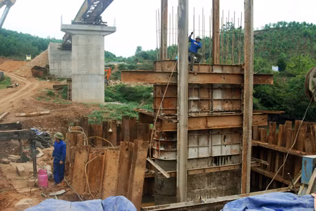 Nhà thầu đang thi công trụ T2 dưới sông Ba Chẽ, hiện đang chuẩn bị đổ đốt bê tông thứ 3 (ảnh 1) đồng thời đẩy nhanh khoan cọc nhồi mố M2 (ảnh 2). 