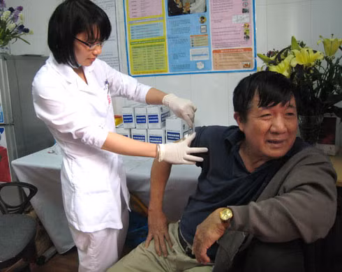 Người lớn cũng cần tiêm nhắc lại để phòng bệnh. Ảnh: N.P.