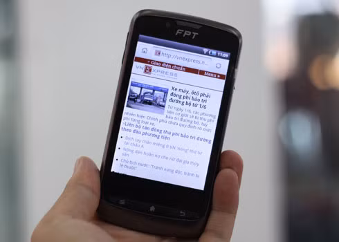 Smartphone FPT F6 có màn hình cảm ứng nhạy và sáng dưới trời nắng. Ảnh: Huy Đức.