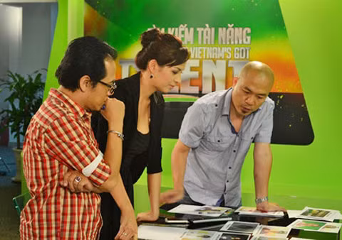 Ba thành viên ban giám khảo cuộc thi Vietnams Got Talent (từ trái sang): NSƯT Thành Lộc, cựu người mẫu Thúy Hạnh, nhạc sĩ Huy Tuấn.