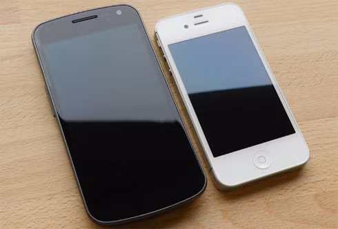 Samsung Galaxy Nexus (4,65 inch) và iPhone 4S (3,5 inch). Ảnh: Tech-vs-tech.
