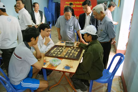 Một cuộc thi đấu tại Giải cờ phong trào ở phường Trần Hưng Đạo (TP Hạ Long).