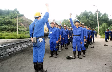 Công nhân Công ty Than Dương Huy hô khẩu hiệu an toàn trước khi vào ca. Ảnh: TL
