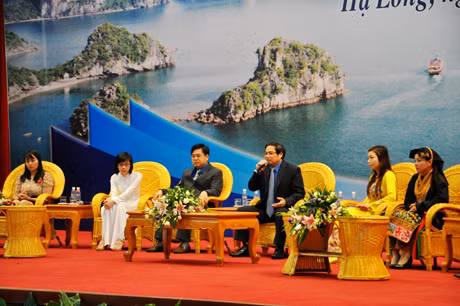 Đồng chí Phạm Minh Chính, Uỷ viên T.Ư Đảng, Bí thư Tỉnh uỷ giao lưu, đối thoại với ĐVTN trong tỉnh.