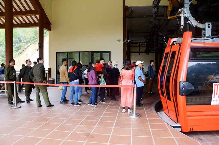 Khu vực nhà ga cáp treo được quét dọn, vệ sinh đảm bảo sạch sẽ phục vụ người dân, du khách.