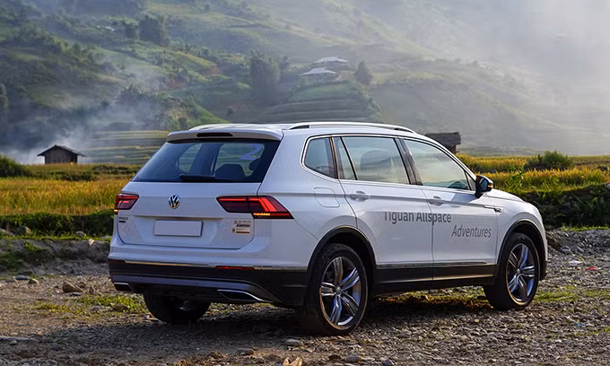 Volkswagen Tiguan Allspace thiết kế phong cách thể thao, cụm đèn hậu LED, bộ vành hợp kim nhôm 19-inch 5 chấu. Ảnh: Lương Dũng.