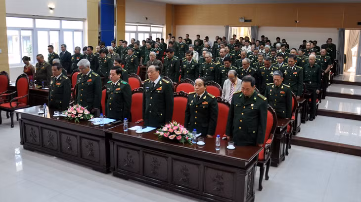 Các đại biểu tham dự buổi gặp mặt dành phút mặc niệm, tưởng nhớ các anh hùng, liệt sĩ BĐBP đã hy sinh vì sự nghiệp bảo vệ biên giới