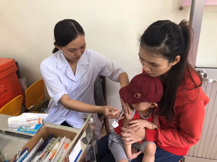 Tiêm vaccine đầy đủ và đúng lịch để phòng bệnh cho trẻ. Ảnh: VGP/Hiền Minh