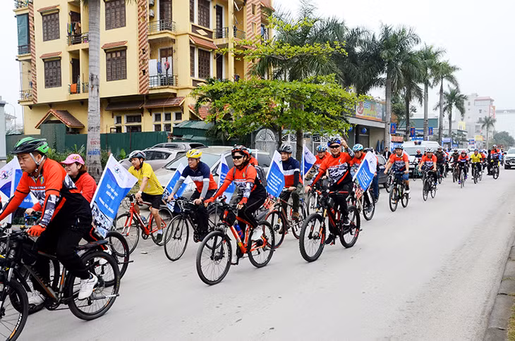 ...và đạp xe diễu hành