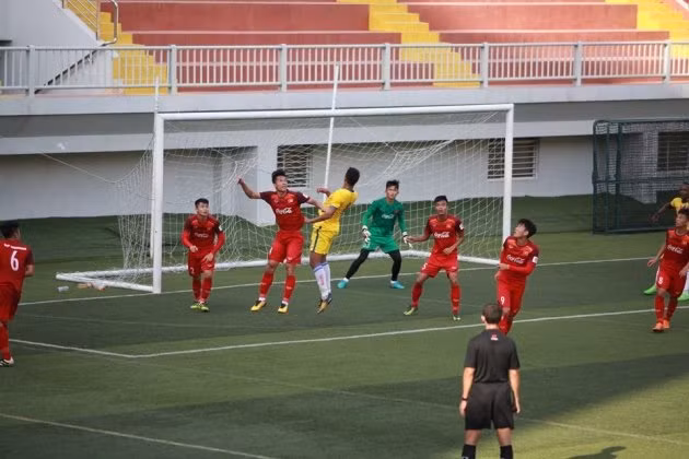  U22 Việt Nam thi đấu giao hữu với Sài Gòn FC.