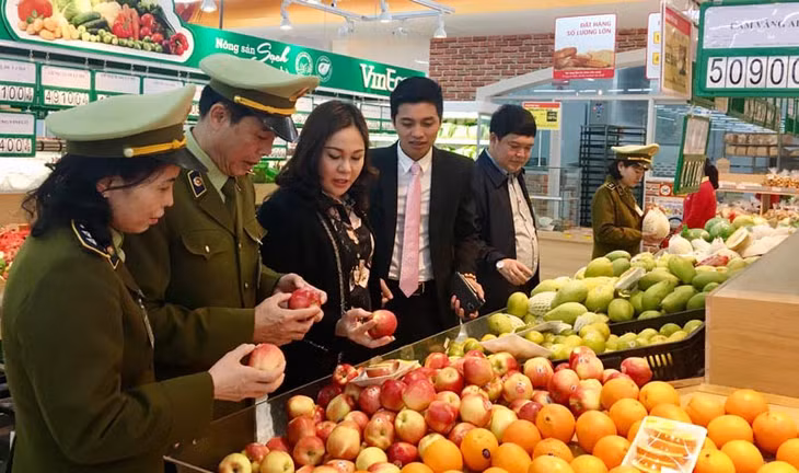 Các cơ quan chức năng kiểm tra chất lượng hàng hóa tại Siêu thị Vinmart Uông Bí