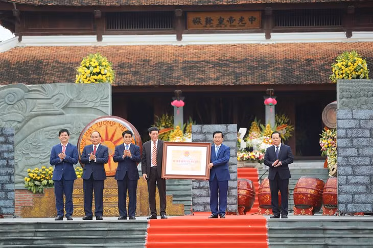 Thủ tướng Nguyễn Xuân Phúc trao Bằng xếp hạng di tích Quốc gia đặc biệt Gò Đống Đa. Ảnh: VGP/Quang Hiếu