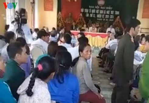 Người dân kéo đến phản đối.