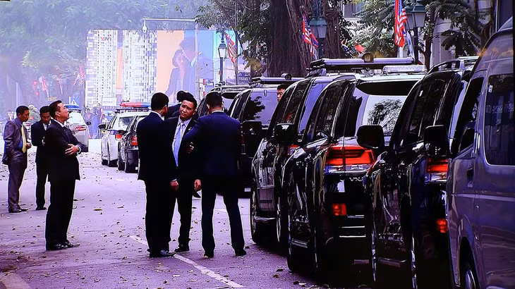 Đoàn xe và lực lượng an ninh Triều Tiên đợi bên ngoài khách sạn Sofitel Legend Metropole lúc 13h00 (giờ Hà Nội) trong khi cuộc hội đàm giữa hai nhà lãnh đạo vẫn đang diễn ra. Ảnh: VGP/Hải Minh