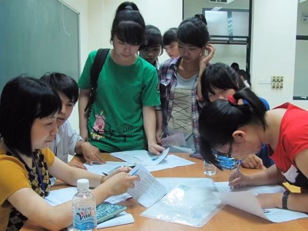 Thí sinh làm thủ tục tuyển sinh đại học. (Ảnh: PM/Vietnam+)