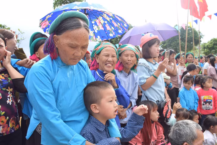 Đông đảo người dân trong xã và các xã lân cận cùng đến cổ vũ